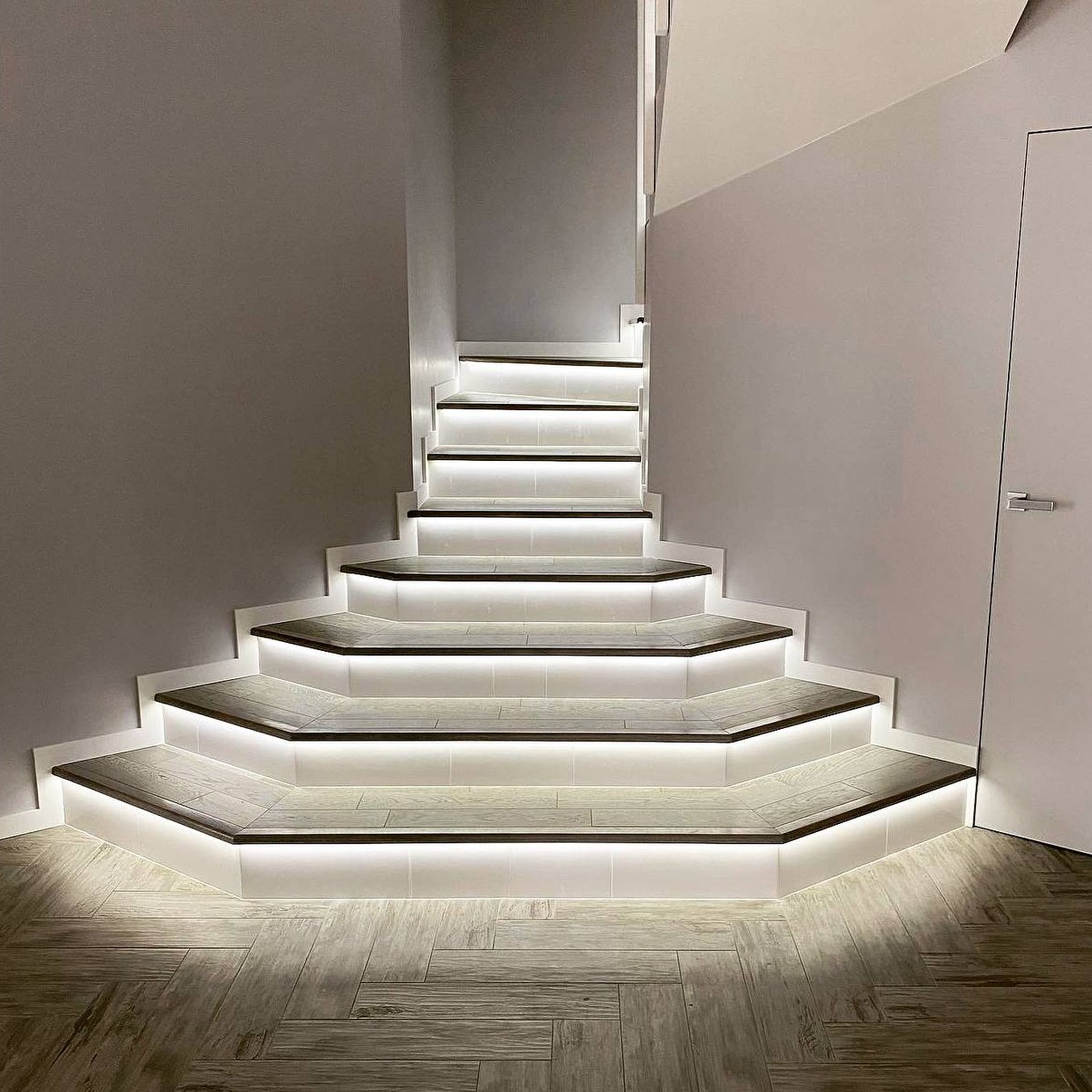Лестница после отделки — плитка и LED-подсветка