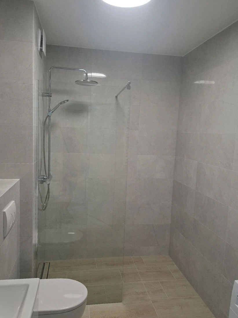Ogólny widok prysznica walk-in w łazience.